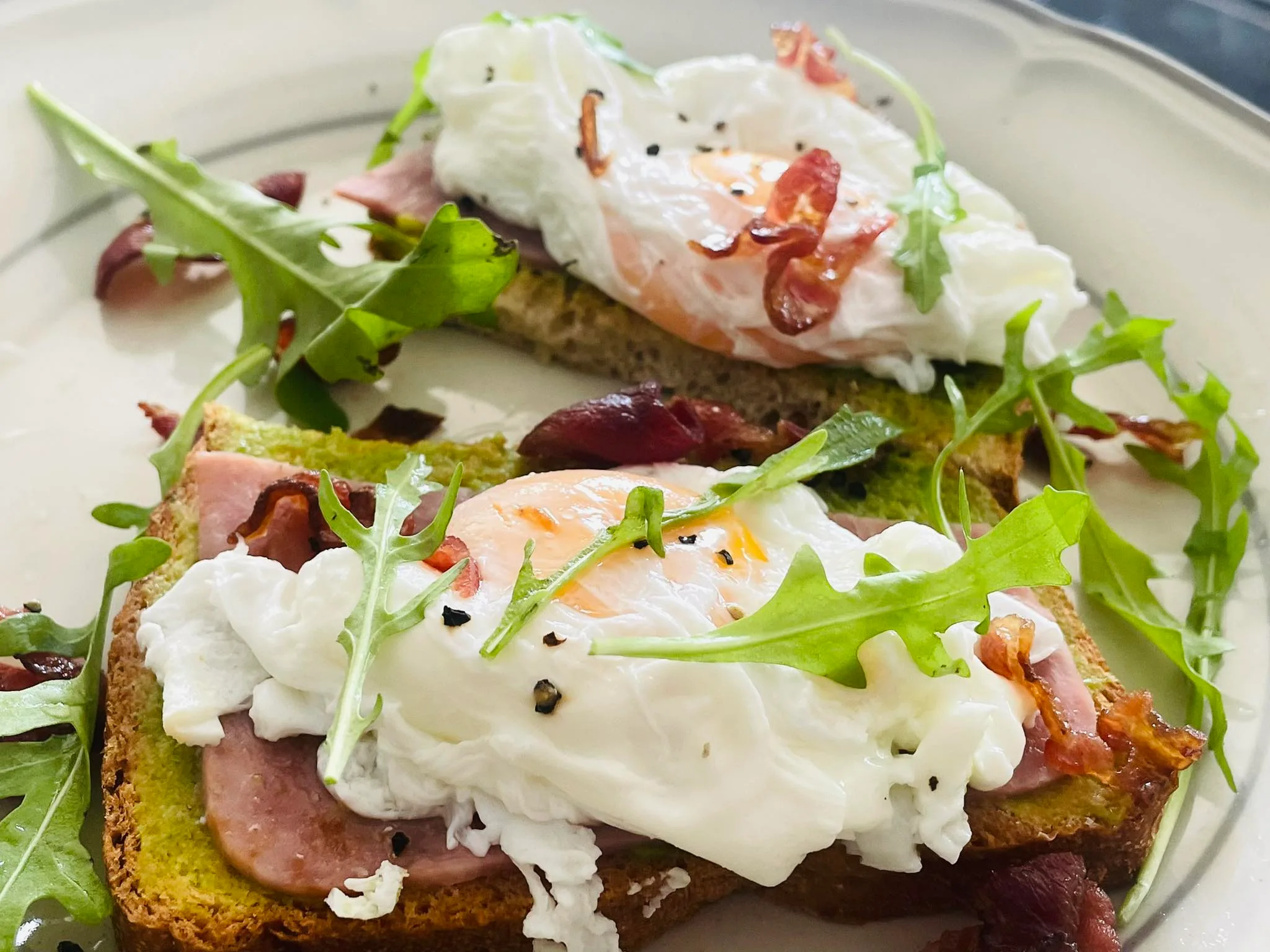 Sandwich Bơ Kèm Trứng Chần