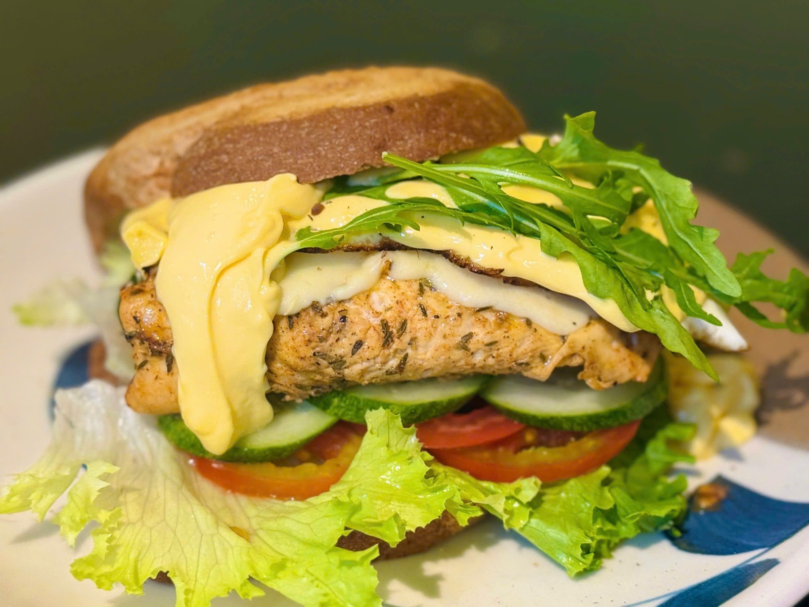 Sandwich Thịt Nguội Và Gà Sốt Hollandaise